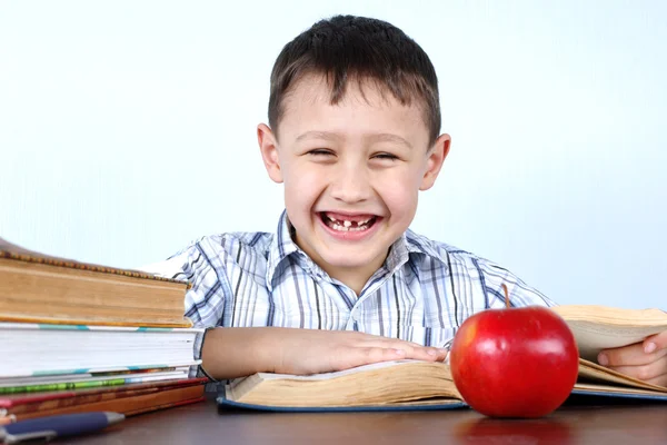 Sorridente scolaro senza diversi denti — Foto Stock