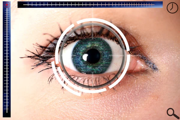 Escanear ojo cibernético verde para la seguridad —  Fotos de Stock