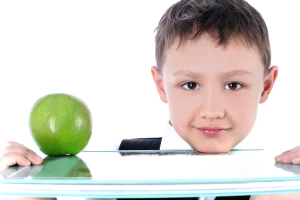 Школьник с книгой и яблоком — стоковое фото