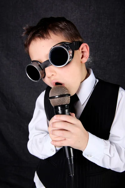 Μικρό αγόρι τραγουδιστής — Φωτογραφία Αρχείου