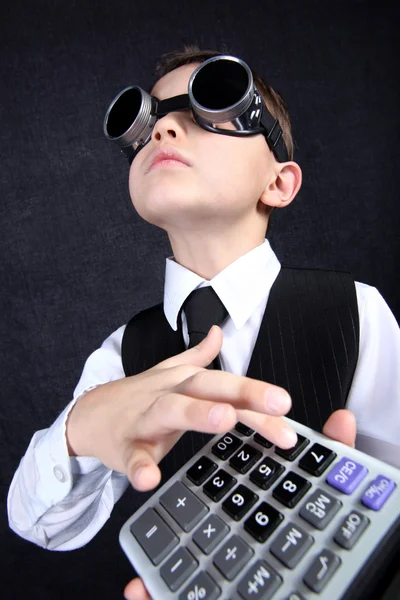 Apprendre - garçon avec calculatrice — Photo