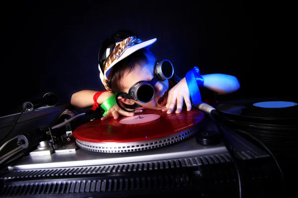 Crazy cool kid DJ em ação — Fotografia de Stock