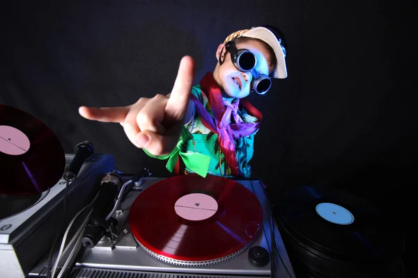 Jeune DJ cool en action — Photo