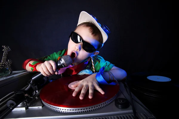 Jeune DJ cool en action — Photo