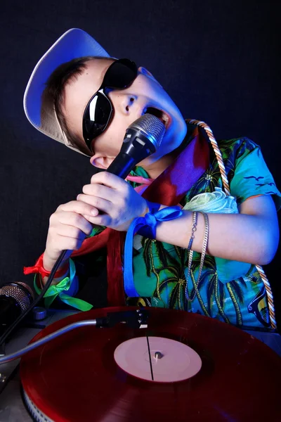 Божевільний крутий дитина DJ в дії — стокове фото