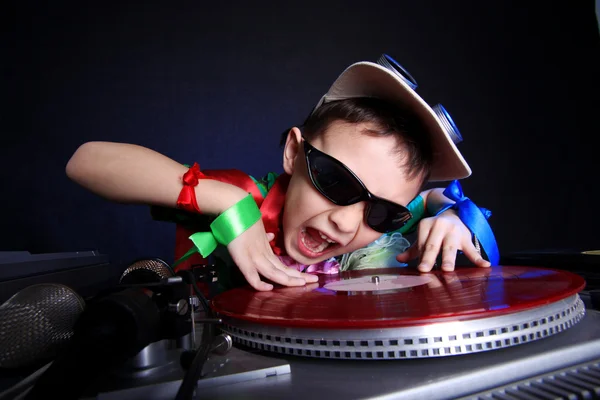 Cool niño DJ en acción — Foto de Stock
