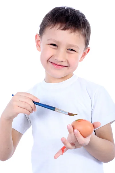 Chłopiec malowanie jajek wielkanocnych — Zdjęcie stockowe