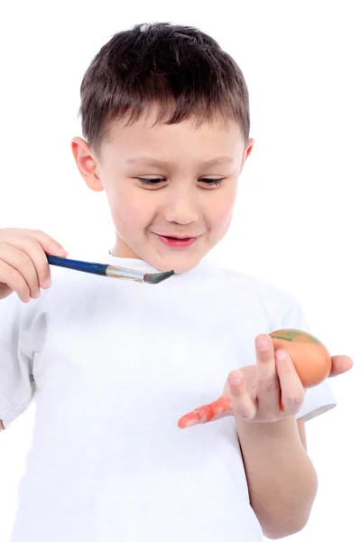 Liten pojke måla påskägg — Stockfoto