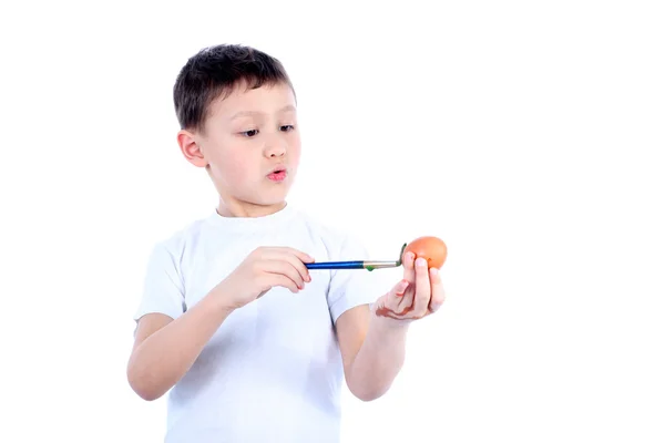 Liten pojke måla påskägg — Stockfoto