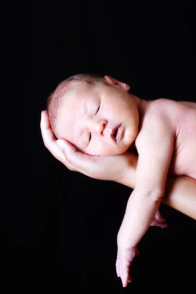 生まれたばかりの赤ちゃんの手で古い 15 日 — ストック写真