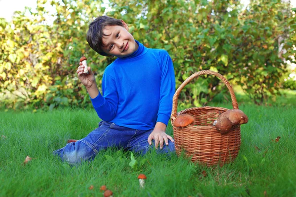 Мальчик с грибами — стоковое фото
