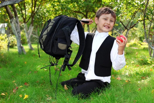Iskolás hátizsák és almával — Stock Fotó