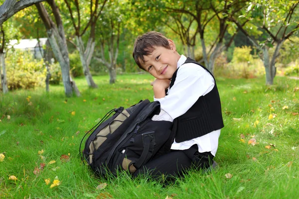 Skolpojke med ryggsäck utomhus — Stockfoto
