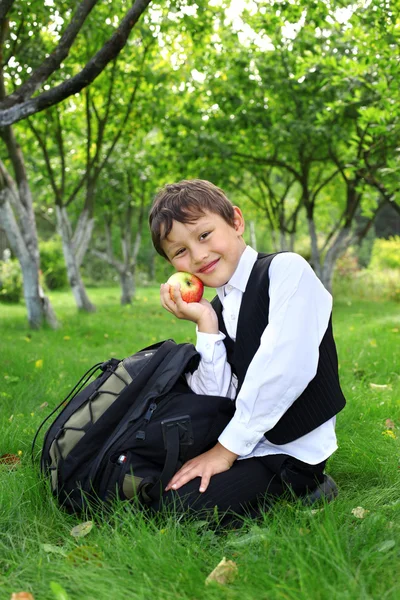 Školák s batohem a apple — Stock fotografie