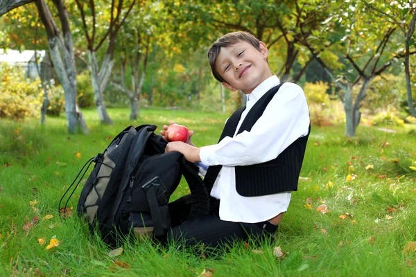 Μαθητής με σακίδιο και μήλο — Φωτογραφία Αρχείου