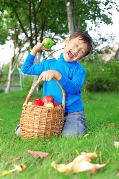 Мальчик с яблоками — стоковое фото