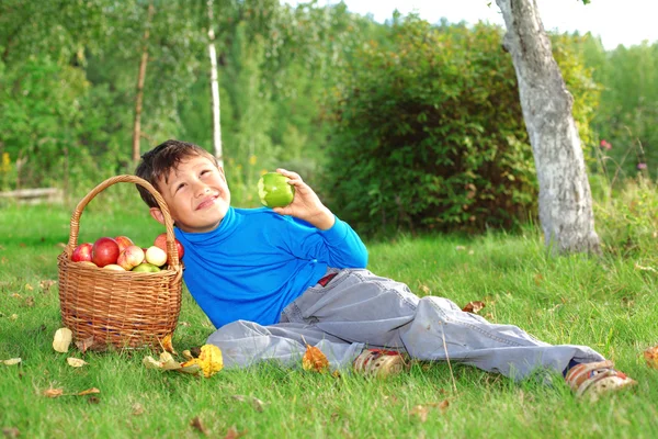 Dreaming kid with apples — Stock Photo, Image