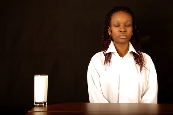 Mjölk och afro amerikansk kvinna — Stockfoto