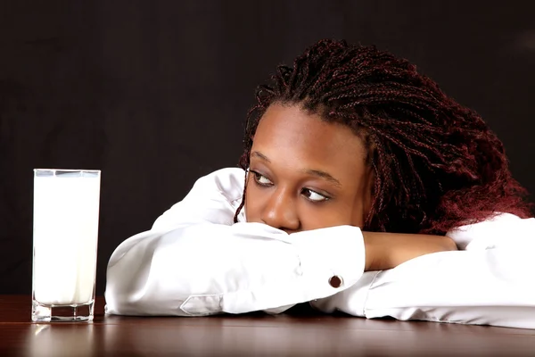 ミルクとアフロ アメリカンの女性 — ストック写真