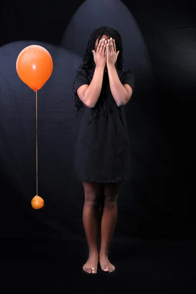 Αφρο-αμερικανικό γυναίκα με αερόστατο — Φωτογραφία Αρχείου