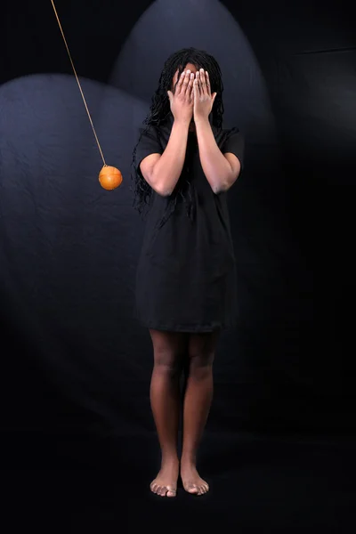 オレンジを持つアフリカ系アメリカ人の女性 — ストック写真