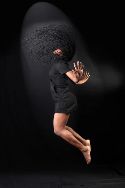 Афро-американский танцор в прыжке — стоковое фото