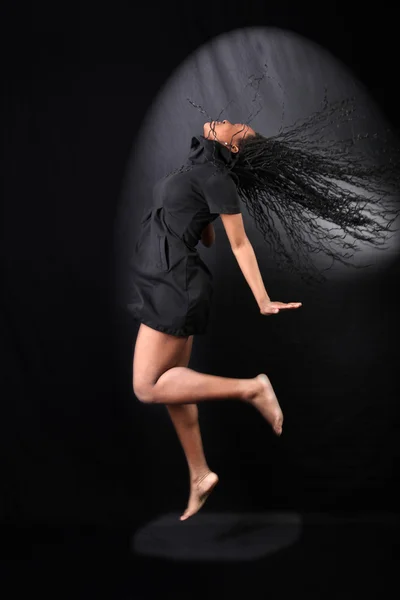 Bailarina afroamericana en salto —  Fotos de Stock