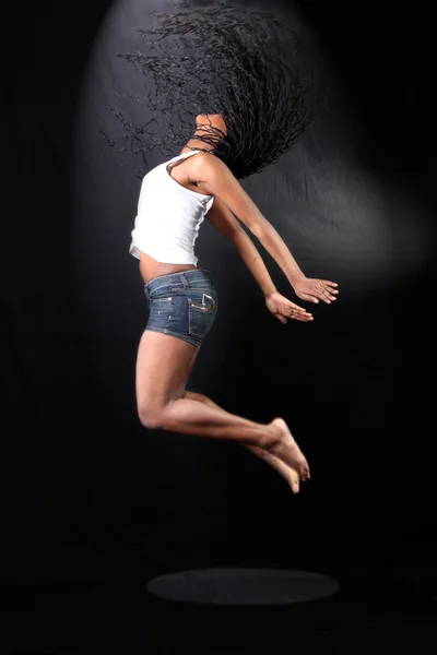 Afro-American tanečnice ve skoku — Stock fotografie