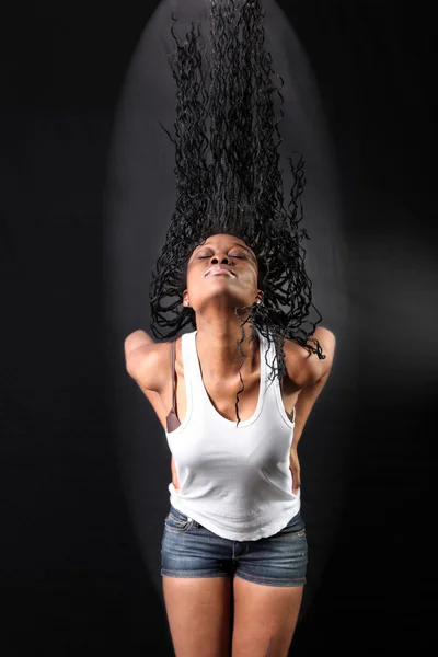 긴 머리를 가진 아프리카계 미국 흑인 여자 — 스톡 사진