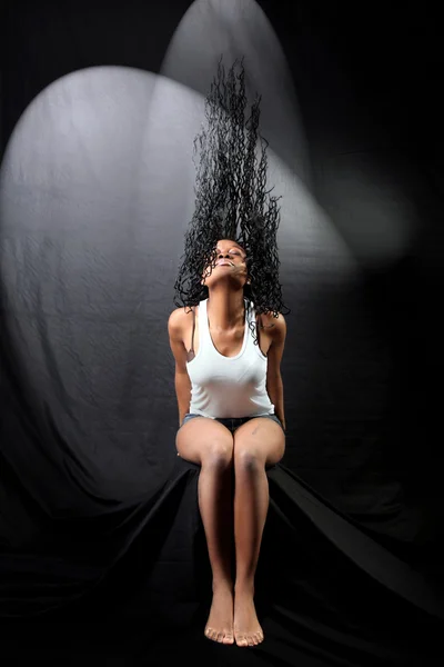 Donna afro-americana con i capelli lunghi — Foto Stock