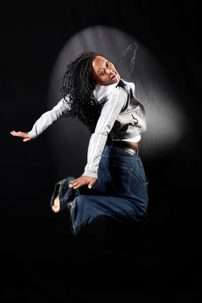 ジャンプでアフリカ系アメリカ人ダンサー — ストック写真
