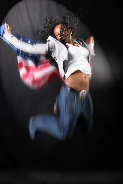 미국 국기와 함께 점프에서 댄서 — 스톡 사진