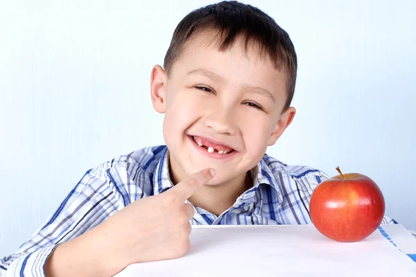 Счастливый мальчик с яблоком — стоковое фото