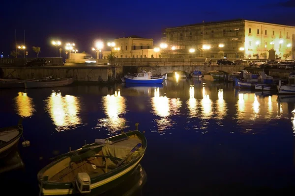Vieja Italia - noche en Siracusa, Sicilia — Stockfoto