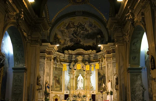 Klasik Hıristiyan kilisenin içinde — Stok fotoğraf