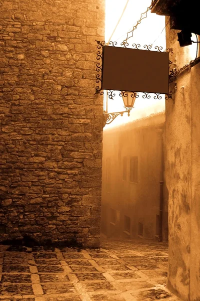 Stará Itálie, Sicílie, mlha v eriche městě — Stock fotografie