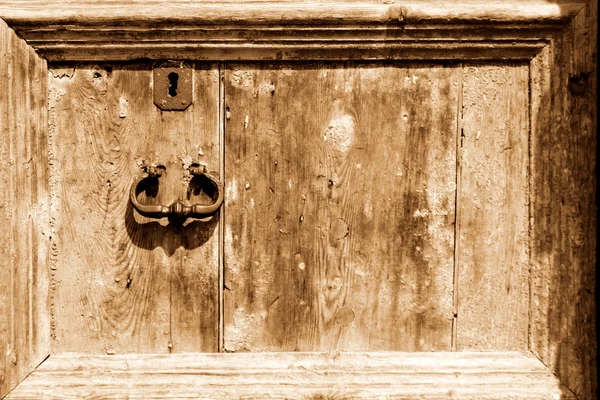Фрагмент дерев'яних старовинних дверей — стокове фото