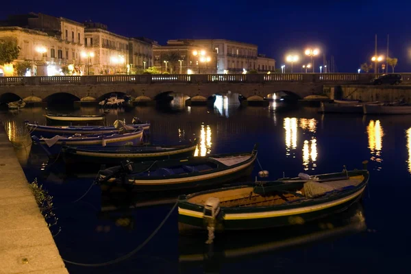 Ночь в Сиракузах, Сицилия, Италия — стоковое фото