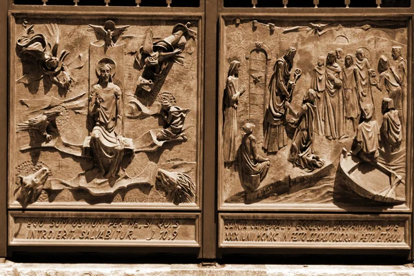 Old Italy,Sicily, door in city church — Stock Photo, Image