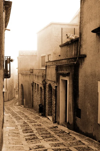 Eriche 도시에서 오래 된 이탈리아, 시 실리, 안개 — 스톡 사진