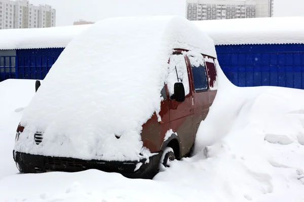 大降雪覆盖在城市中的汽车 — 图库照片