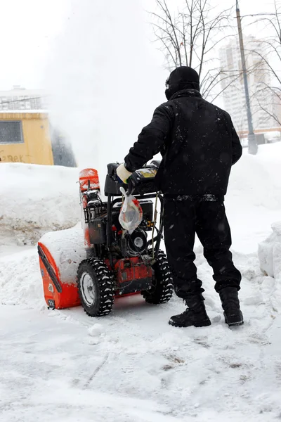 Snowblower στην πόλη υπό συνθήκες χιονόπτωσης — Φωτογραφία Αρχείου