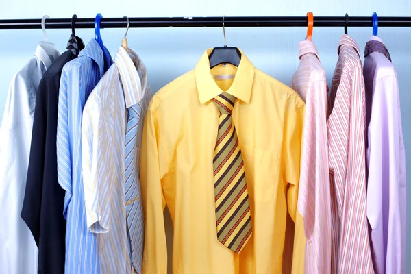 Volgende dag - Meng kleur shirt en binden — Stockfoto