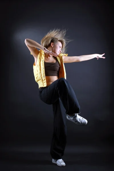 Mujer bailarina moderna — Foto de Stock