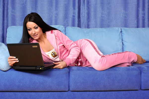 Mujer trabajando con PC en casa en sofá —  Fotos de Stock