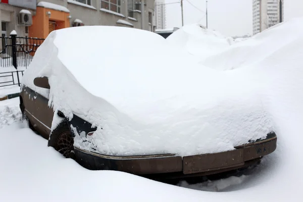 Grande queda de neve coberto carros na cidade — Fotografia de Stock