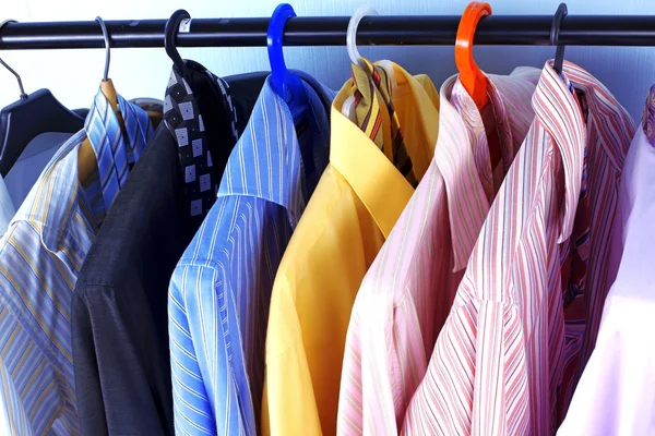 Μίγμα χρώμα πουκάμισο και γραβάτα σε κρεμάστρες — Φωτογραφία Αρχείου