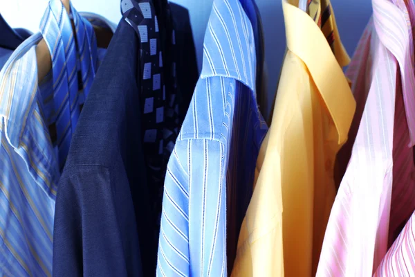Mezcla de color camisa y corbata en perchas —  Fotos de Stock