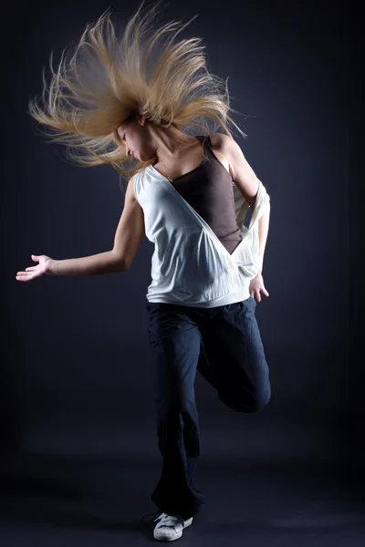 Jonge vrouw moderne danser — Stockfoto