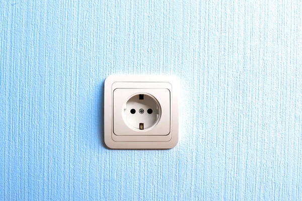 Conector de tomada elétrica na parede azul — Fotografia de Stock